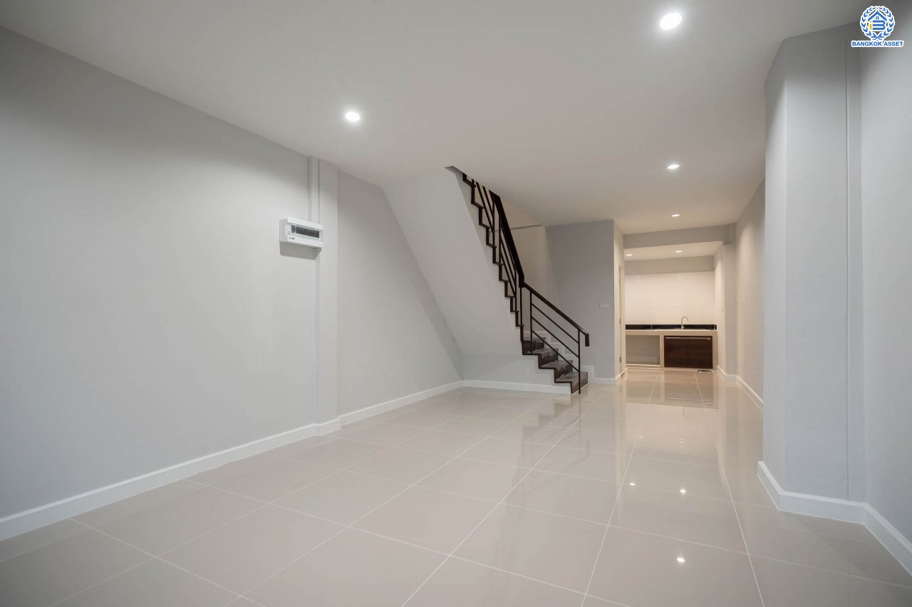 บ้านมือสองตกแต่งใหม่ โครงการ บ้านดุลิยานนท์ ติวานนท์ ทาวน์เฮ้าส์พร้อมอยู่ ราคาสุดคุ้ม! เนื้อที่ 16 ตร.ว. ฟังก์ชัน 2 ห้องนอน 2 ห้องน้ำ 1 ที่จอดรถ บนทำเลเชื่อมต่อเมือง ใกล้รถไฟฟ้าสายสีชมพู "สถานีสามัคคี" และจุดขึ้นทางด่วน "งามวงศ์วาน"